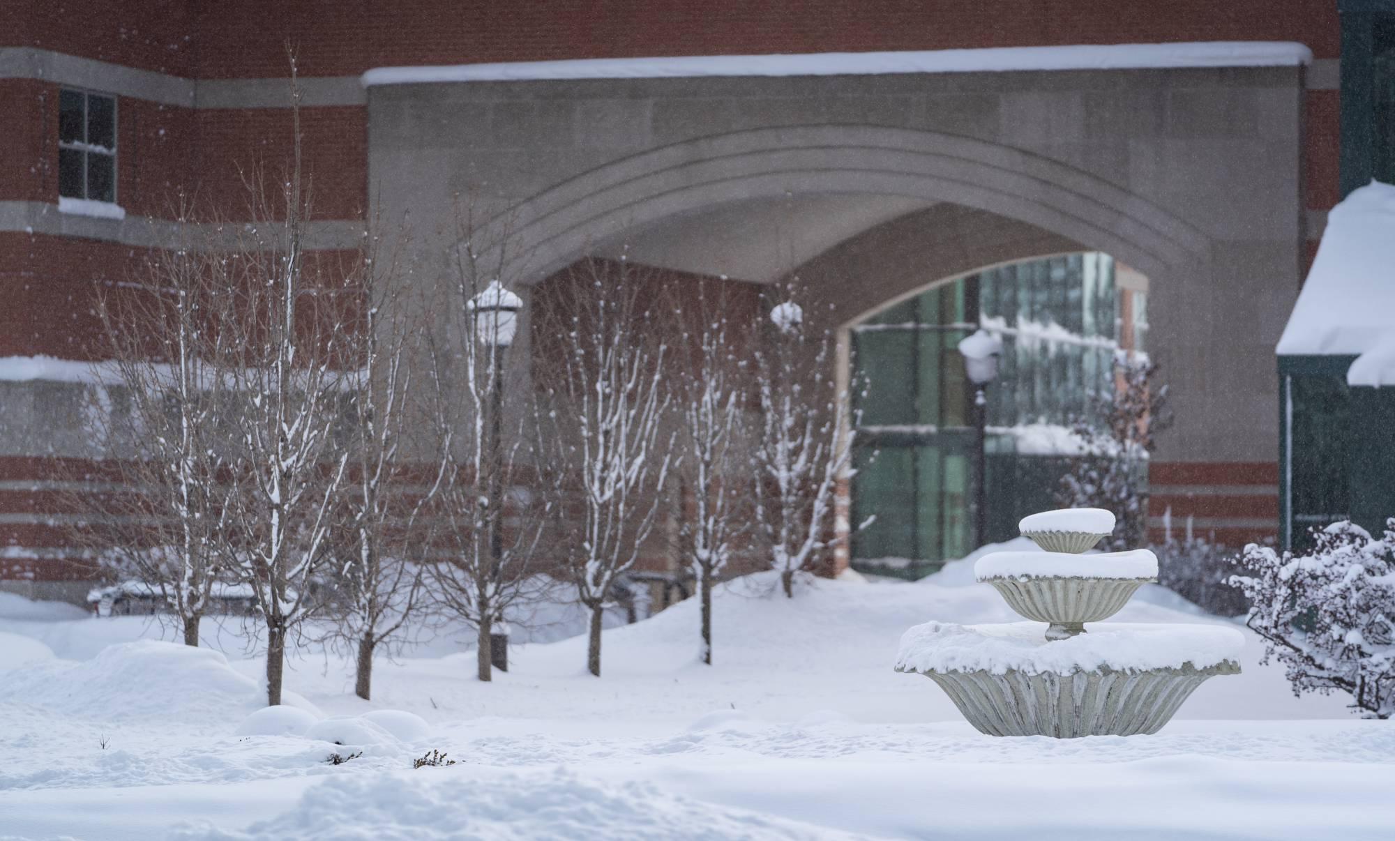 GVSU的Allendale校园，地上有雪